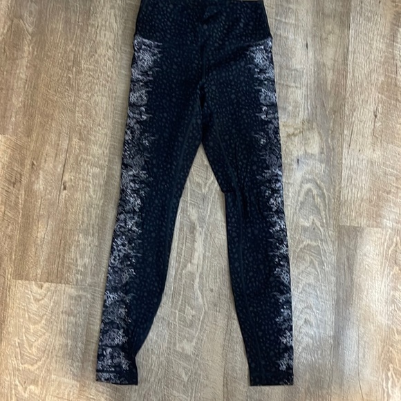 VGUC Lululemon black leggings with white detailing - Picture 1 of 6